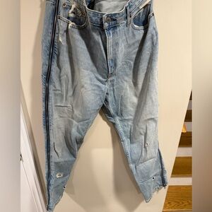 Abercrombie & Fitch High Rise Zipper Jeans – Light Wash Distressed
